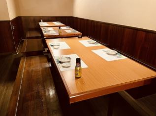 ～12名様用のテーブル完全個室です。職場の宴会に最適なお席でございます。扉のついたお部屋になっておりますので、周りを気にせずおくつろぎいただけます。