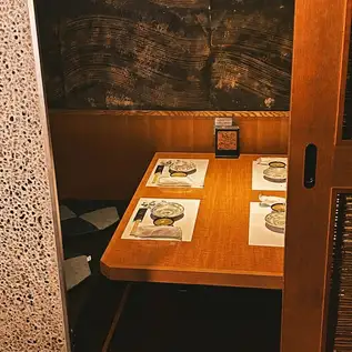 조명에 비추어진 차분한 분위기 속에서 프라이빗 이용에 추천하는 테이블석입니다.