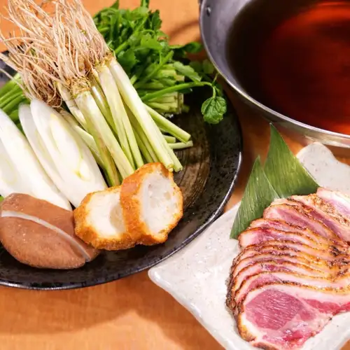 西川宅邸的特色菜：香菜鴨肉火鍋