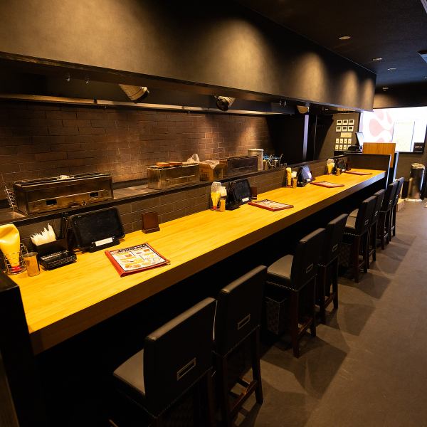 人気のカウンター席!飲み物の価格がカウンター席とテーブル席で違うという新しいシステム!週末はカウンター席から埋まるほどの人気ぶり!ご予約はお早めにしていただくことをオススメ致します◎