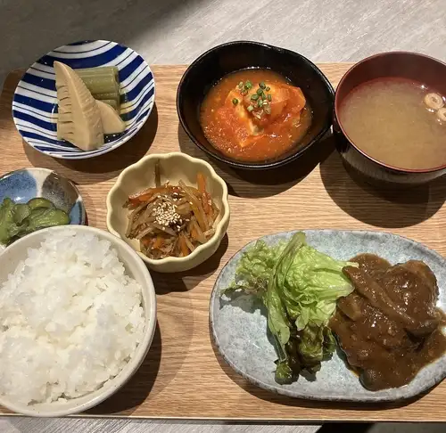 昼も夜も提供！ワタシご飯カスタマイズBee定食