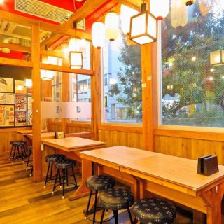 [For after-work drinking parties] Table seats perfect for small drinking parties with a small number of people.Choose your favorite drink from over 140 types and toast to it♪