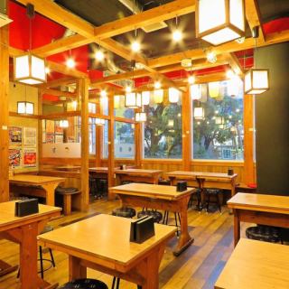 [For a quick drink] Table seats where you can enjoy food and drinks in a friendly atmosphere with a small group of people! Feel free to drop in and visit us, located about a 5-minute walk from the north exit of Kannai Station.