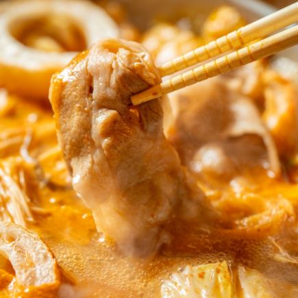 Okinawa Manpuku course featuring Agu pork shabu-shabu with your choice of Mala Tang or special broth, 8 dishes with 2 hours of all-you-can-drink for 4500 yen.