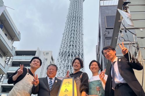 Good evening! This is Yakiniku Izakaya Minowa.

As I mentioned the other day, I had a wonderful connection.
Wow!!! The mayor of our hometown, Minowa Town, and his entourage came to visit us☺️✨

The logo of "Yakiniku Izakaya Minowa" was inspired by the logo of Minowa Town.
I was nervous inside, but everyone was very kind to help me.

All of our staff are extremely happy about this event, but also feel even more motivated.

We will continue to convey the warmth of the Minowa Town community and the beauty of its abundant nature, so
Thank you for your continued support.

All staff at Yakiniku Izakaya Minowa

Mayor of Minowa Town, Mr. Shiratori
Mr. Suzuki, Director of the Minowa Charm Promotion Office, Minowa Town Office
Mr. Ogasawara, Public Relations and Exchange Promotion Section Chief, Minowa Town Office, Minowa Charm Promotion Office
Tokyo Minowa Association Vice President Mr. Urano
Mr. Ishikawa, Toshima Ward Office
thank you very much!

-————————

Store name: Yakiniku Izakaya Minowa
Business hours Lunch 11:30-15:00 Dinner 17:00-23:00
Weekends and holidays 11:30-23:00
Address: 2-12-1-1 Narihira, Sumida-ku, Tokyo
Telephone number 03-4210-2042
Access: 3 minutes walk from Oshiage Station
Payment Cash/Credit card/QR payment and electronic money for public transport, etc.

-————————

#Yakiniku
#Yakiniku restaurant
#Yakiniku dinner
#Yakiniku Izakaya
#yakiniku
#meat
#Gourmet
#Oshiage Izakaya
#Oshiage
#Oshiage Gourmet
#Oshiage Yakiniku
#Tokyo Skytree
#Skytree
#Minowa Town
#Minowa
#takeout
#skytree
#newopen
#omakase
#course
#tokyo
#tokyotrip
#tokyotravel
#visittokyo
#DuskyCastle
#Ikiri
#Clear Sky Tower
#Japan Travel
#grilled meat