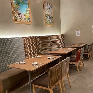 《おしゃれな店内》ソファー席のあるオシャレな店内は女性に大人気…♪大人数でもOK！！4人席なので、ゆったり座れて女子会に最適◎ゆっくりとお食事をお楽しみください♪