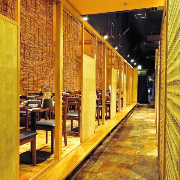 プライベートな空間で会話も料理も心ゆくまで楽しめます。少人数から団体様まで、快適にご案内可能です。