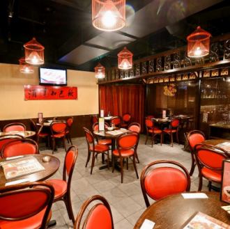 【4 people table seats】 It is a table seat for 4 people.The interior is chic and calm space where the atmosphere of China drifts.From small party with friends to charter with large number of people can be enjoyed in a calm atmosphere! Various course meals are also available so please use it for banquets as well.