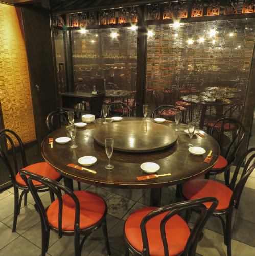 中餐廳有一個熟悉的轉盤。建議與工作和朋友的同事一起用餐。請品嚐正宗的中國工藝。