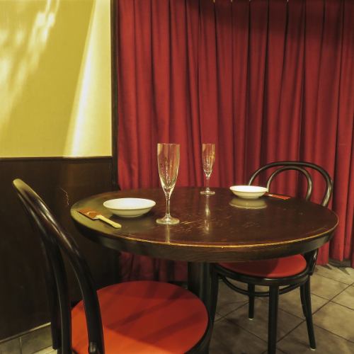There is also a round table seat available for 2 people.You can use it for various occasions such as drinking with friends and colleagues, casual dates, and dinner with family.