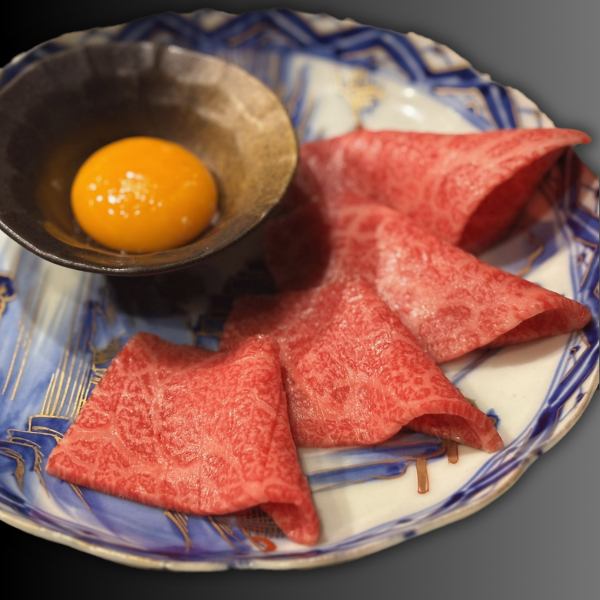 追加注文続出！新鮮な卵にさっと炙っただけのレア焼きのロースを絡めていただく逸品！焼きしゃぶロース