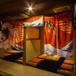 暖かく柔らかな灯りが醸し出す落ち着いた和の雰囲気の中で寛げる掘りごたつ席はご友人やご家族でのお食事などにも最適です。足を延ばせる掘りごたつ席なので、リラックスしてお食事が楽しめます。※2名様以上のご予約はお電話にてお願いいたします。
