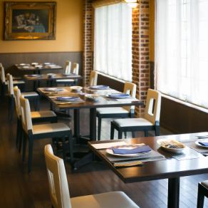 Relaxed table seating.Please use it for various occasions such as dates and anniversaries!