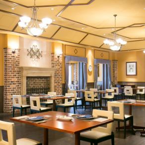 Tables for 2 and 4 can be connected to form tables for 5-6 or 7-10 people.