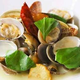 Steamed clams in white wine