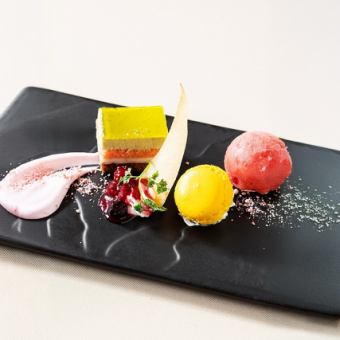 Lunch: Set of your choice of pasta or pizza + dessert + drink from 2,050 yen (tax included)