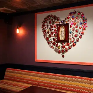ソファー席の上に飾られた大きなハートのオブジェがかわいい!