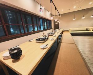 The newly renovated "Tsuru no Ma" has spacious seating for up to 30 people.