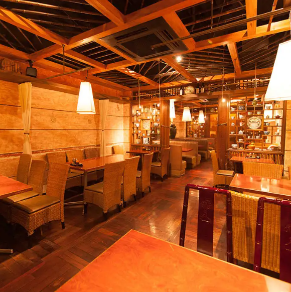 アジアンモダンなお洒落な店内！半個室風の仕切りられたお席も◎