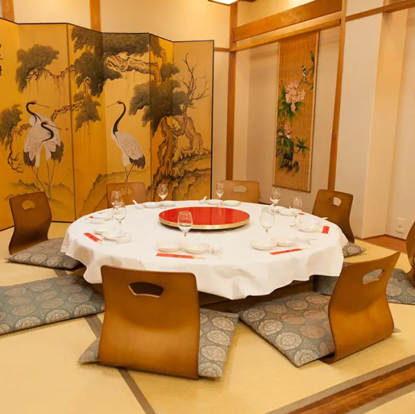 足を伸ばして心ゆくまでリラックスできる掘りごたつタイプの個室を豊富に完備しております◎大人数での賑やかな宴会はもちろんのこと、お子様連れのご家族や大切な方との会食など、周りを気にせず過ごしたい幅広いシーンに最適です♪都会の喧騒を忘れ非日常あふれる空間でゆったりとしたひとときをお過ごしください！