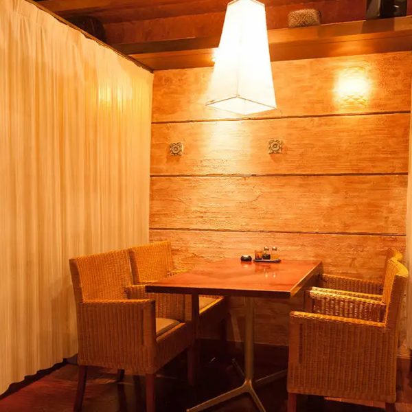 洗練された店内には、テーブル席の半個室空間を豊富に完備しております。会社のご宴会から大切な接待まで、どなた様も快適にお過ごしいただけます。ご家族の節目のお祝いや、プライベートな時間を大切にしたい特別な夜にも幅広くご利用いただけます。