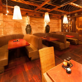 【集まる楽しさを大切に】多様な人数に対応したテーブル席が魅力♪心地よいアジアンな雰囲気の中で、友達と素敵なひとときを楽しめます！お得なランチもおすすめ◎