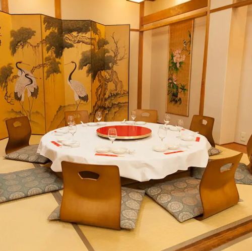 【和の空間で楽しむ創作中華】お洒落な内装の中、最大80名様までの宴会が可能♪プライベート感あふれる個室も完備しているので、くつろぎながらの特別な集まりにも最適です★
