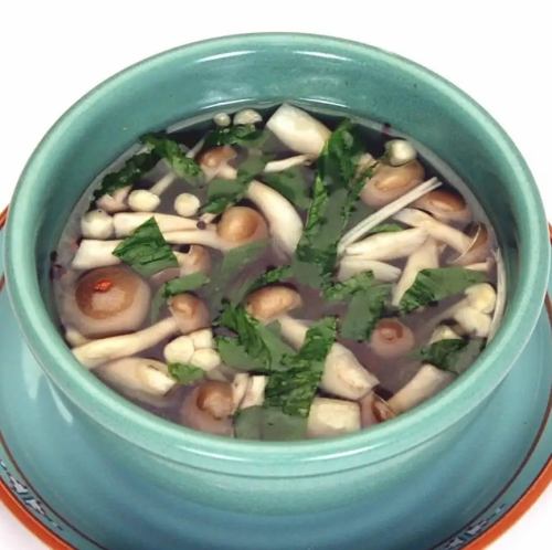 青菜とキノコ、春雨のスープ