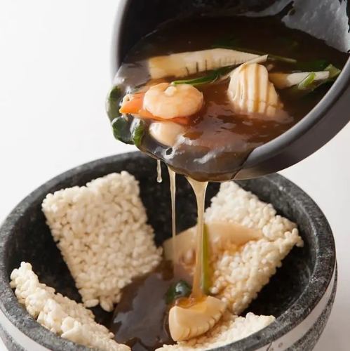 【おすすめ】おこげのシーフードのあんかけ 熱々石鍋で