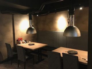 餐厅的内部像牛排餐厅一样，以黑色为基础，营造出宁静的氛围。轻松享受美味的肉类♪