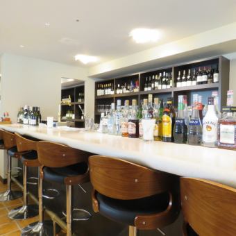 大人な雰囲気の店内はデートにもうってつけ。スタイリッシュなカウンターでお酒を飲みながら会話を楽しめる空間です。
