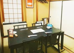 使用fusuma分区的四个人的场景。与亲人一起娱乐和用餐。