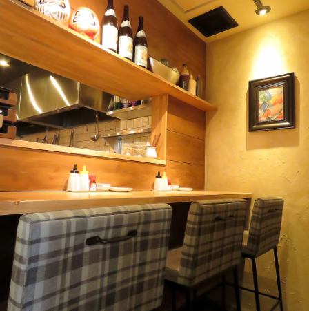 Counter seats are also available! A stylish interior with a wood-like interior like a cafe.One of the attractions is the atmosphere in which even a single woman can stop by.Gyoza x Perfect Sour, a cup of drink on your way home from work ☆ Please feel free to drop in♪