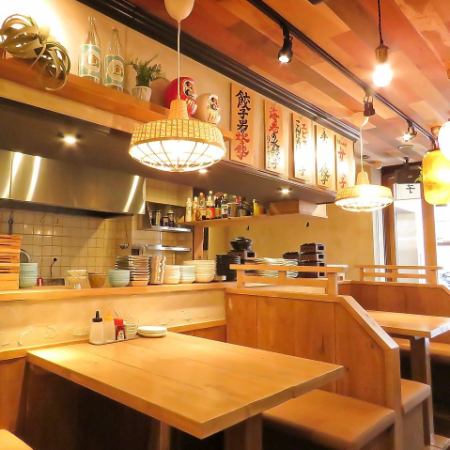There is a kitchen next to it, and it is a table seat with a realistic feel.It is unified in wood tone and is stylish, but there is also a warm atmosphere somewhere ◎ It is recommended for dining and banquets with a small number of people!