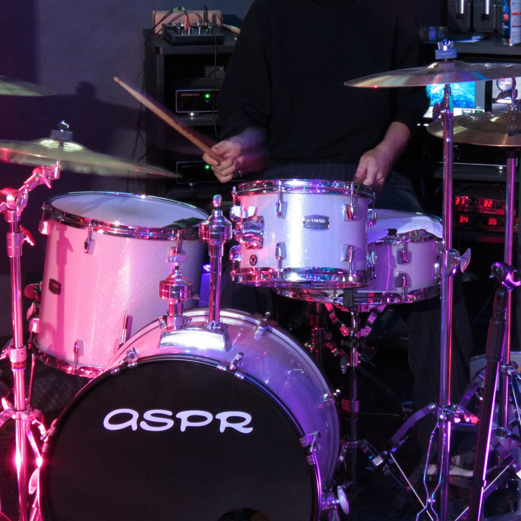 【音に包まれる臨場感◎】生バンドカラオケするならバンディーズ