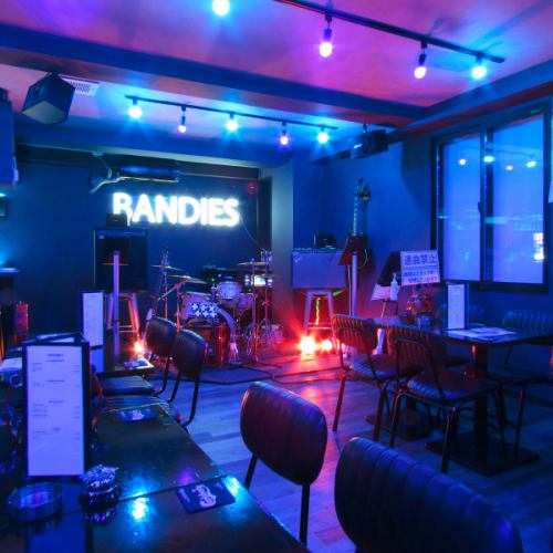 【生演奏をバックに本格カラオケが楽しめるお店】