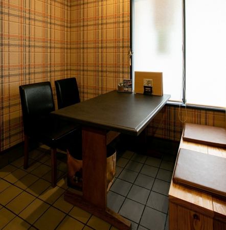 4名掛けテーブルを2卓ご用意しております。少人数や家族でのお食事にぜひご利用ください！！