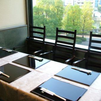 有桌子的包间（1间/5～7人/窗帘隔断） *包间详情请向餐厅咨询。