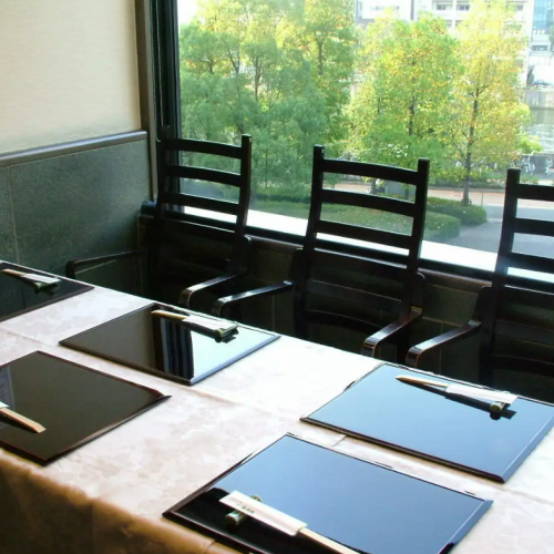 Table seating for up to 22 people
