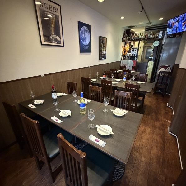 シンプルで落ち着いた雰囲気の店内。1階から3階の3フロアに分かれており、フロアごとの貸切が可能。個室感覚で使えるので、女子会や飲み会など、いろいろなシーンで大活躍です。