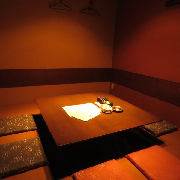 ≪個室≫ 当店の8名掛けの個室は、プライベート感満載で特別なひとときを演出します。親しい友人や家族との集まりに最適な空間で、周囲を気にせずゆっくりとお食事が楽しめます。和の趣を感じる落ち着いたインテリアが心を和ませ、特製メニューとともに贅沢な時間を提供します！