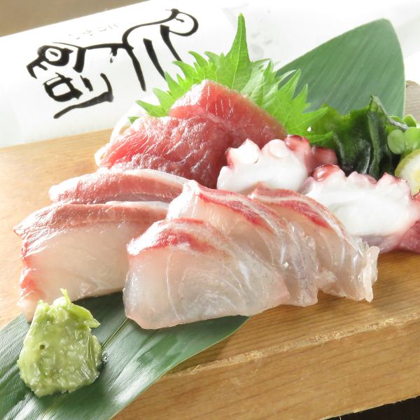 ≪馬刺しだけじゃない！≫飲み会に欠かせない 刺身盛り合わせは ￥1,280（税込）その他料理も要チェック！