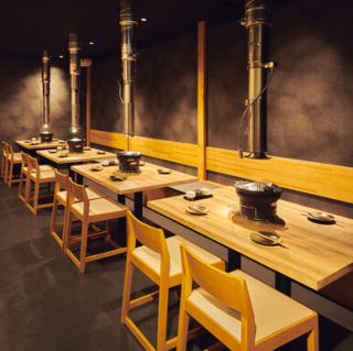 【テーブル席】札幌の夜に、落ち着きを添えるテーブル席です。全4卓のテーブルでは、団体様でもご利用可能です。各種ご宴会や女子会、ご旅行の際のお食事などにもおすすめ。