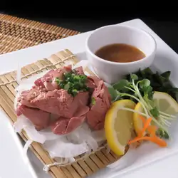 うお鶏名物　鶏のレバ刺し