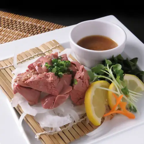 うお鶏名物　鶏のレバ刺し