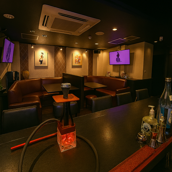 落ち着いた照明に包まれたスタイリッシュな店内で、カラオケも楽しめる大人のBAR兼居酒屋です。カウンターには豊富なドリンクが並び、手軽なおつまみから一品料理まで幅広くご用意。仲間との集まりや二次会にも最適な居心地の良い空間です。
