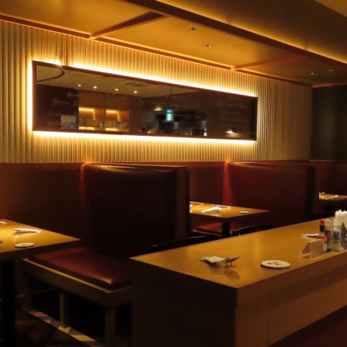 店内を見渡せるソファ席でゆったりとお食事を。