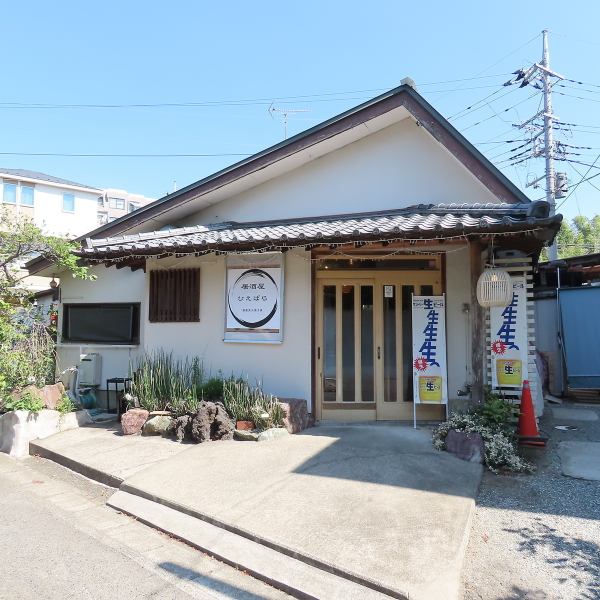 【国産鶏焼き鳥と多彩なメニュー】心を満たす美味しさが魅力の当店では、国産鶏を使った焼き鳥を中心に多様なメニューをご用意しています。友人や同僚と楽しむ中規模宴会にぴったりの空間で、アットホームな雰囲気の中、心ゆくまでお食事をお楽しみください。お酒との相性も抜群で、笑顔あふれるひとときを提供いたします。