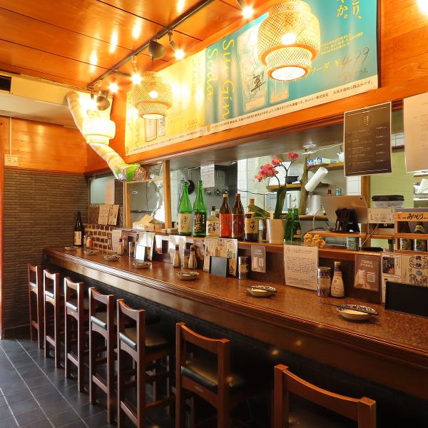 【笑顔になる国産鶏の焼き鳥でサク飲み】心に残る美味しさを楽しめる、国産鶏の焼き鳥が自慢のお店です。多様なメニューが揃っており、1人でも気軽に立ち寄れる雰囲気。焼き立ての鶏肉はジューシーで、思わず笑顔がこぼれます。軽く一杯や、お食事を楽しむのにぴったりの場所。毎日の疲れを癒してみませんか？