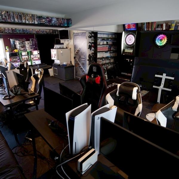 お好きなドリンクコースを選んだら、カラオケやダーツ、ゲームなど様々な形でお楽しみいただけます!ゲームの遊び方などはスタッフが丁寧に説明させて頂きますので、初心者の方・女性の方・若い方もお気軽にお越しください!いつもと違った楽しい体験ができますよ!仕事終わりのストレス発散にも大活躍!